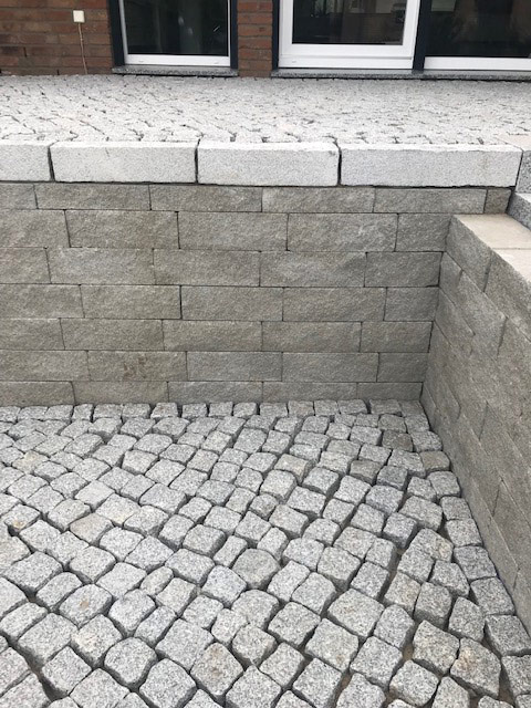 Mauer für Hochterrasse aus Betonsteinen