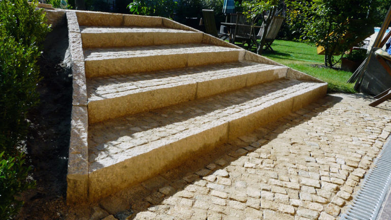 Treppe aus Granitborde und Natursteinpflaster